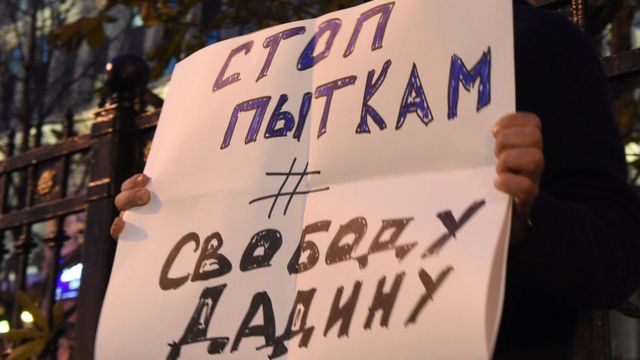 Участник одиночного протеста с плакатом у здания УФСИН в Москве