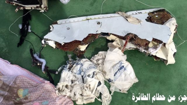 Objetos encontrados no local onde o avião da EgyptAir desapareceu, no mar Mediterrâneo