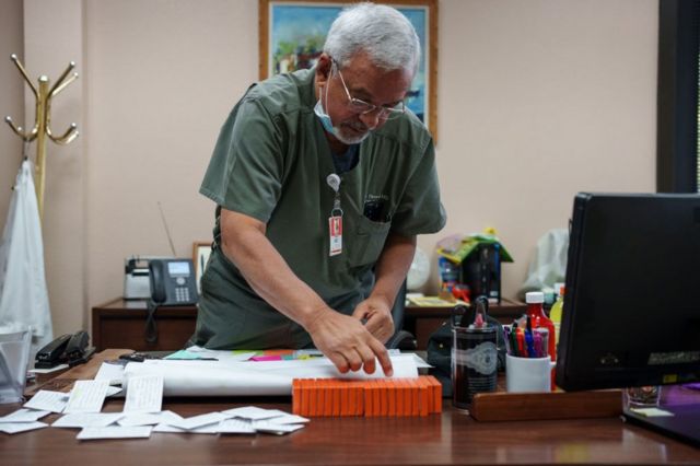 Médico Franz Theard prepara doses de mifepristone na Womens Reproductive Clinic de Santa Teresa, Novo México
