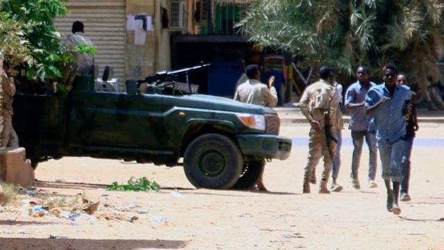 اشتباكات السودان تفاعل كبير مع رسالة من أخ لأخويه اللذين يقفان على