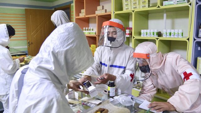 Personal del ejército en farmacia en Corea del Norte