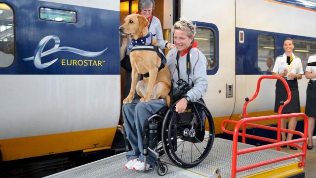 Marieke Vervoort desciende del tren Eurostar