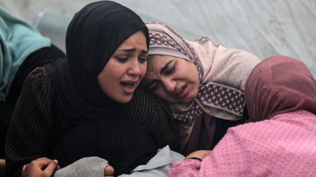 ハマスがイスラエル軍によるものだとする24日のアル・マガジ難民キャンプへの空爆で、家族たちが殺され、嘆く女性たち（25日、ガザ中部のアル・アクサ殉教者病院）
