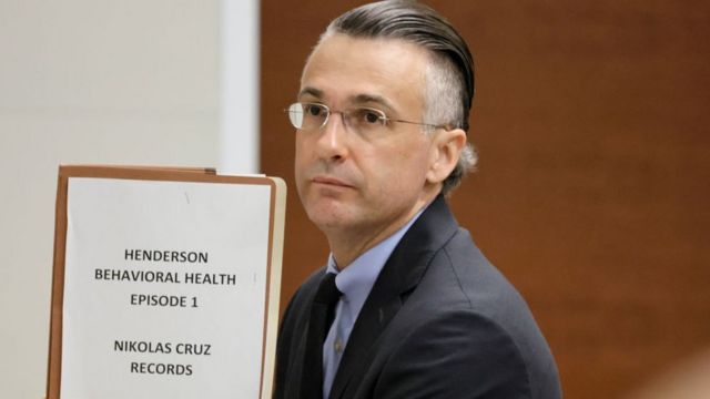 El abogado defensor Casey Secor sostiene una carpeta con registros de salud mental de Nikolas Cruz