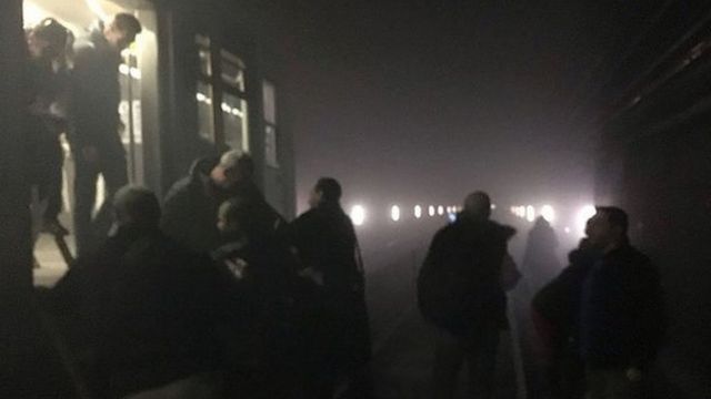 マルベック駅での爆発で地下鉄は全面停止に。線路内で停まった車両の乗客は線路内を誘導され避難した。