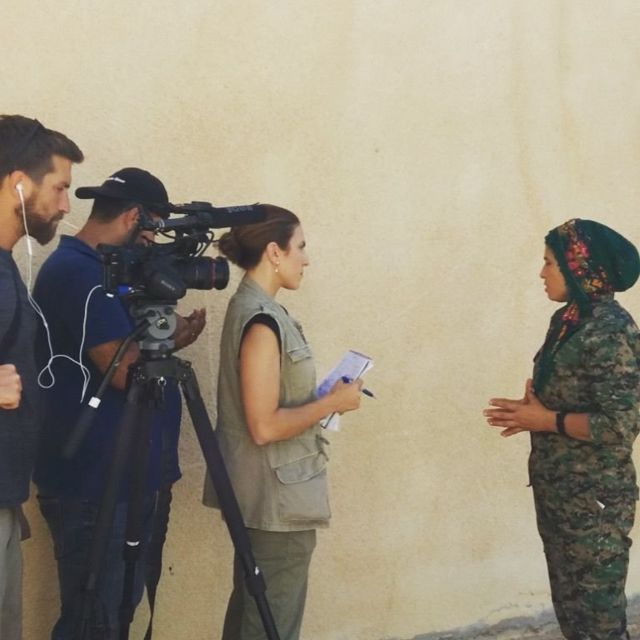 غايل ليمون تجري مقابلة مع كلارا ، إحدى قائدات وحدات حماية المرأة الكردية