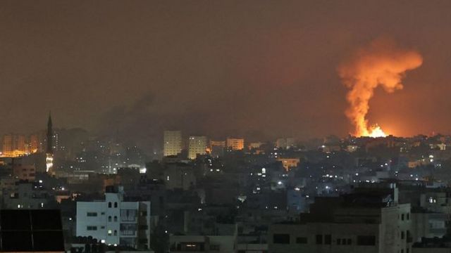 La explosión de una bomba ilumina el cielo nocturno en la Franja de Gaza