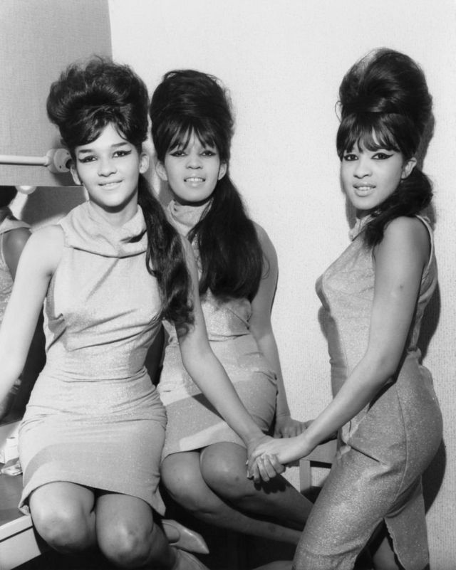 Американское вокальное три The Ronnetes прически которых в стиле "улей" послужили образцом для огромной копны волос на голове Эми Уайнхаус