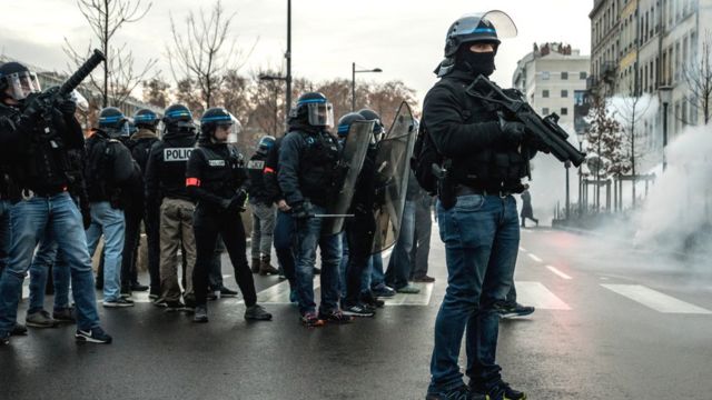 Abapolisi b'Ubufaransa mu gikorwa co gukumira abari mu myiyerekano yo kwiyamiriza leta i Lyon itariki 22/12/2018
