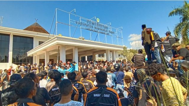 Masyarakat di Labuan Bajo berdemo di depan kantor Bupati Manggarai Barat menolak tarif Rp3,75 juta, Senin (18/07)