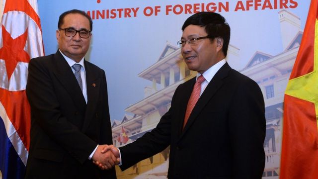 Ngoại trưởng Bắc Hàn Ri Su Yong gặp Ngoại trưởng Phạm Bình Minh hồi 2014