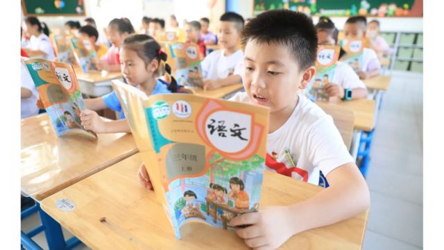 Uma sala de aula na China, onde a miopia tem aumentado entre crianças e adolescentes