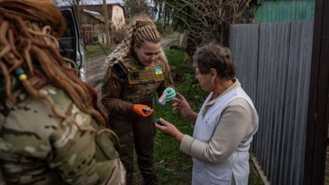 Украинские медики в одной из оккупированных деревень Каховской области