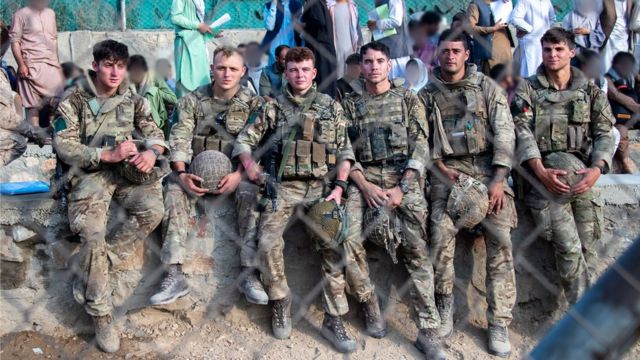 جنود بريطانيون في مطار كابل.