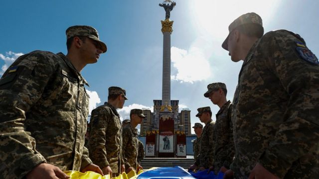 Украинские военные чтят память погибших товарищей