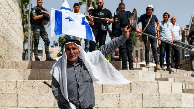 شيخ فلسطيني يرفع الحذاء في مواجهة الجنود الإسرائيليين