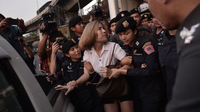 ตำรวจหญิงปฏิบัติหน้าที่