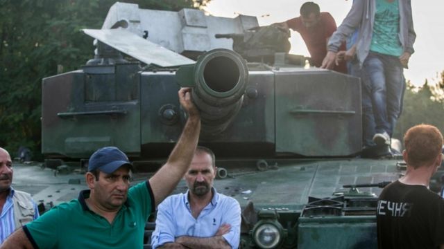 Ciudadanos turcos subidos a un tanque tras el intento del golpe del estado del 15 de julio