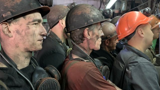 File d'attente de mineurs dans la mine de charbon de Toretsk
