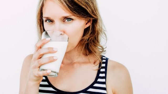 Как обнаружилось в одном исследовании, у женщин, выпивавших более 200 мл молока ежедневно (менее одного стакана), риск переломов возрастал