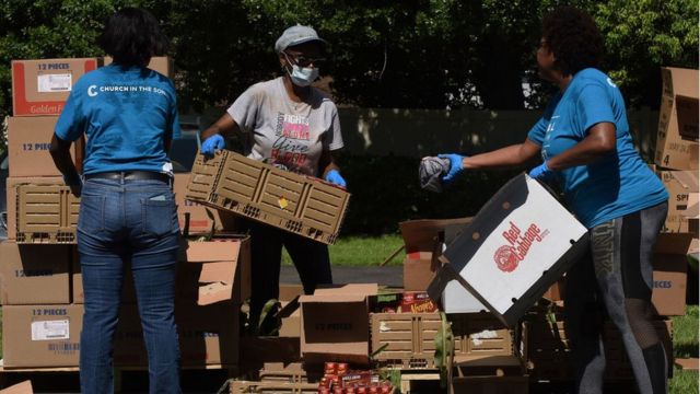 Mujeres repartiendo comida