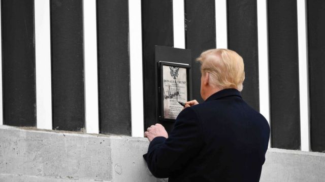 Le président américain Donald Trump visite et signe une section du mur frontalier à Alamo, Texas