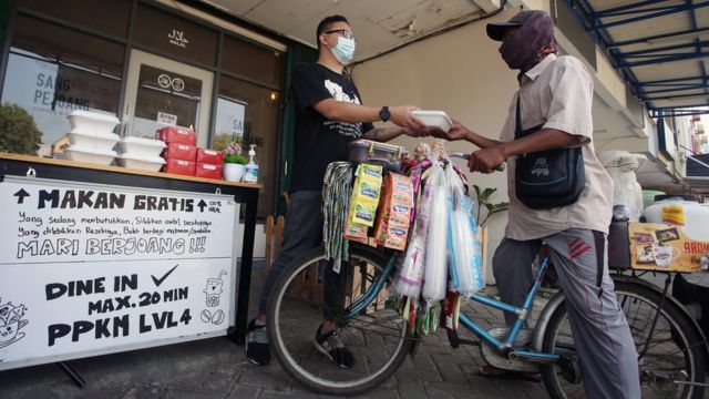 Seorang pemilik kedai kopi memberikan makan siang gratis kepada pedagang kopi keliling di Gading Serpong, Tangerang, Banten, Selasa (27/7/2021)