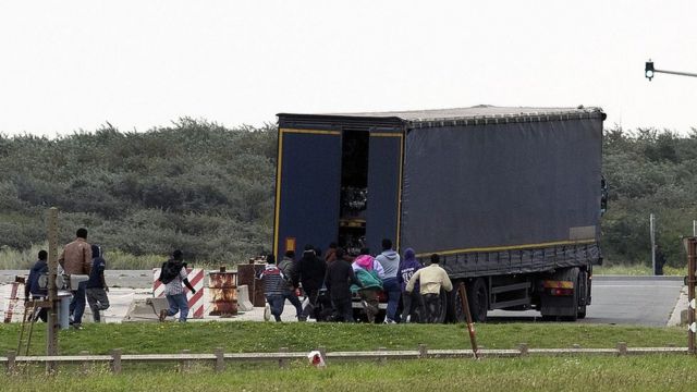 Nhiều người nhập cư tìm cách vào Anh Quốc từ Calais, Pháp, trái phép bằng xe tải
