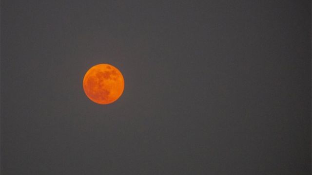 Eclipse lunar parcial em Daka, capital de Bangladesh