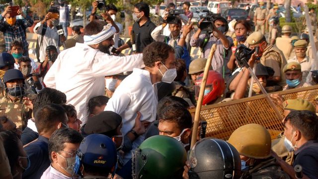 রাহুল গান্ধীর হাথরাস যাওয়া ঠেকাতে সীমান্তে তাকে বাধা দিচ্ছে উত্তরপ্রদেশের পুলিশ