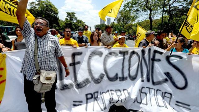 Opositores venezolanos protestan para exigir la convocatoria a elecciones.