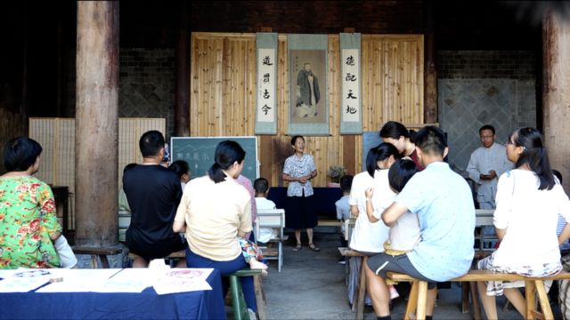 गांधी के विचारों को आगे बढ़ाने के लिए पिछले साल वू पेई ने गांव में एक स्कूल खोला.