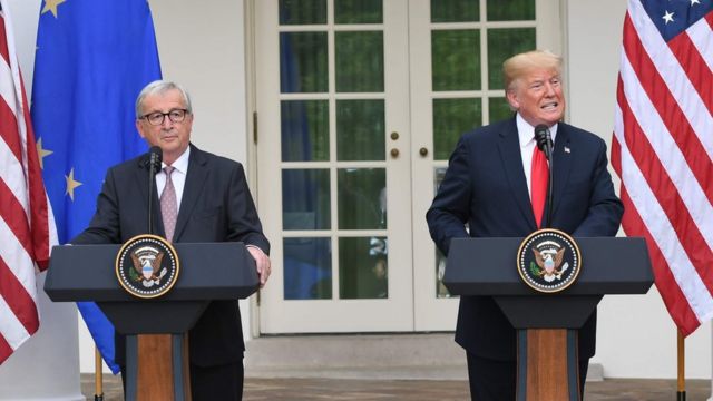 25日にホワイトハウス・ローズガーデンで共同記者会見する欧州委員会のユンケル委員長（写真左）とトランプ大統領（同右）