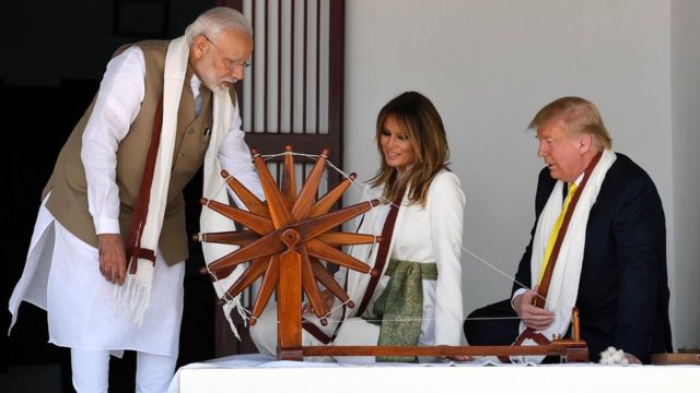 अपने भारत दौरे के पहले दिन ट्रंप पत्नी के साथ साबरमती आश्रम गए