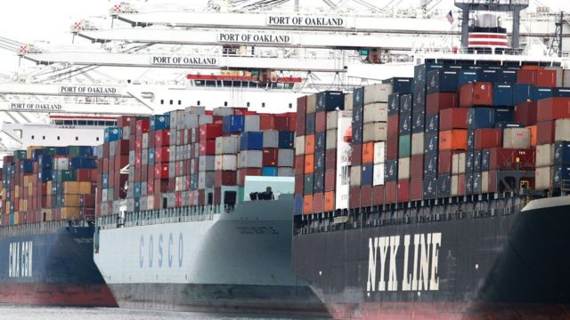 美国奥克兰港的集装箱货轮