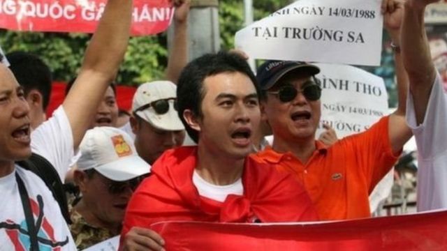 Trịnh Hữu Long (giữa) tại một trong những cuộc biểu tình mùa hè 2011