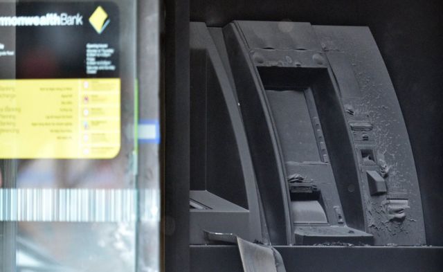 Kebakaran menghanguskan sebuah mesin ATM di bank itu hingga benar-benar hitam