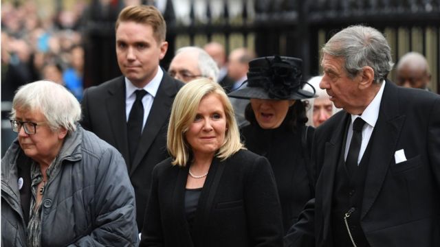 Familiares de Hawking en su funeral