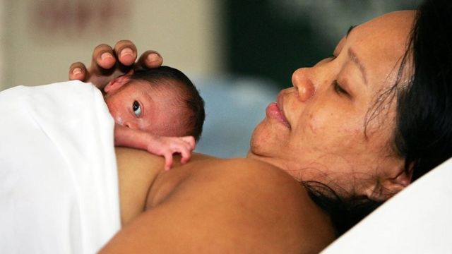 Le contact peau à peau avec leur mère peut aider à garder les enfants prématurés au chaud mais aussi améliorer les liens entre eux, entre autres avantages