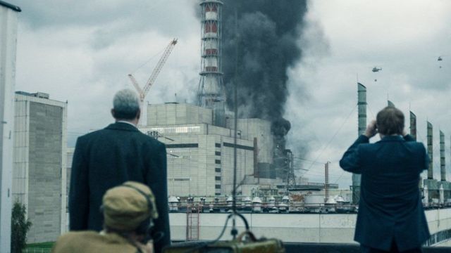 ภาพในซีรีส์เชอร์โนบิล ที่เป็นการจำลองเหตุระเบิดที่โรงไฟฟ้านิวเคลียร์เชอร์โนบิลของสหภาพโซเวียต