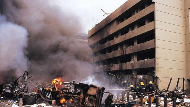 موقع الدمار الناجم عن قصف السفارة الأمريكية