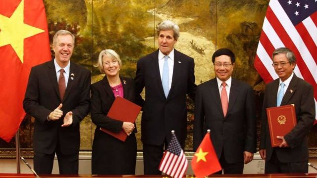 Ông Ted Osius cùng Ngoại trưởng John Kerry và Bộ trưởng Ngoại giao Phạm Bình Minh tại lễ ký kết thỏa thuận về hoạt động của Đoàn Hòa bình tại Việt Nam vào tháng 5/2016