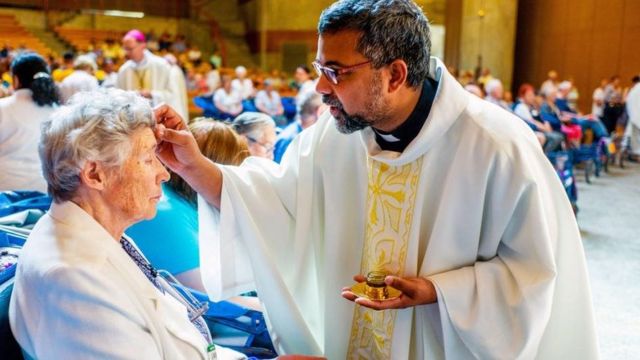 Jumlah calon pastor anjlok, gereja Katolik di Irlandia impor pastor