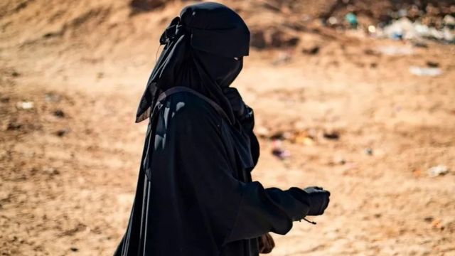 سيدة تنتمي إلى تنظيم داعش