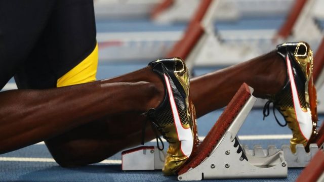 Pernas de Bolt se preparando para a largada