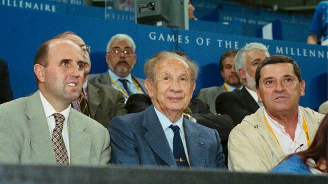 Fernando Martín Vicente (midig) oo ku sugan ciyaaraha Sydney Paralympics isaga iyo Miguel Sagarra (bidix) waxaa wehliyo Madaxweynaha ciyaaraha olympic, Juan Antonio Samaranch