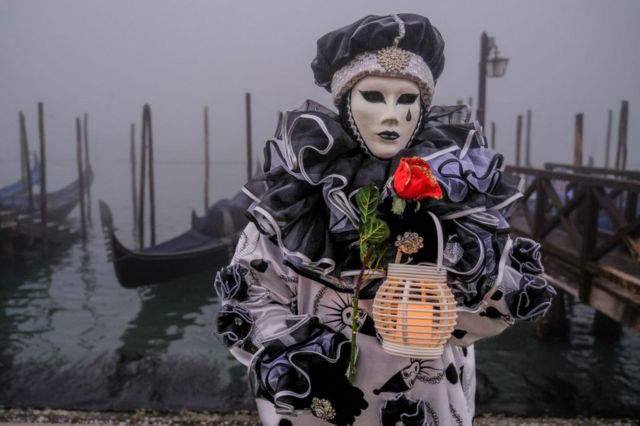 Una persona disfrazada en el carnaval de Venecia.