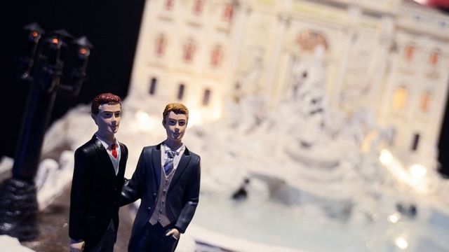 Свадебный торт с двумя статуэтками мужчин