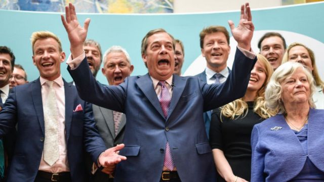2019年5月歐洲議會選舉中，法拉奇（中）領導的英國"脫歐黨"贏得不少席位