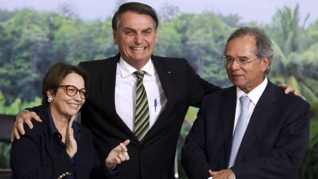 Presidente Jair Bolsonaro entre a ministra da Agricultura, Tereza Cristina, e o ministro da Economia, Paulo Guedes